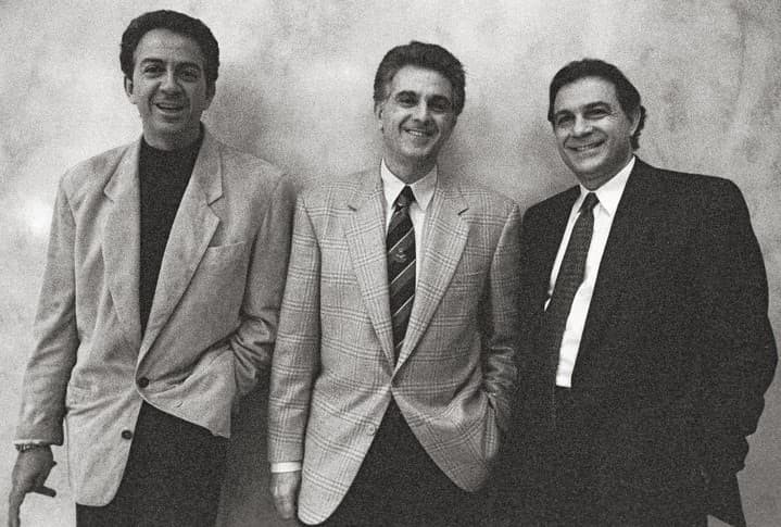 Рис. 2. Слева направо: Пол, Морис и Арман Марчиано, 1991 г. Источник: www.forbes.kz//process/businessmen/kak_poteryat_15_mlrd