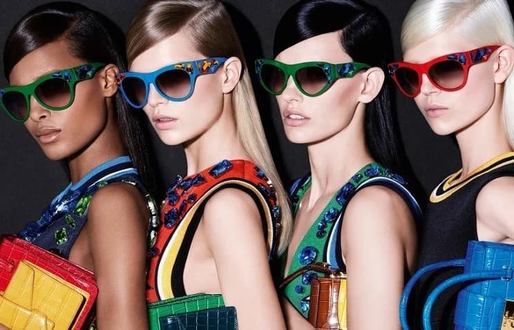 Рис. 5. Модели в солнцезащитных очках, прозванных «уродливая Prada». Источник фото: https://zen.yandex.ru