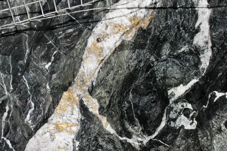 Рис. 5. Золотая жила рудника компании Karora Resources Inc. Именно на этом месте были обнаружены самородки весом 95 кг и 63 кг. Источник фото: karoraresources.com