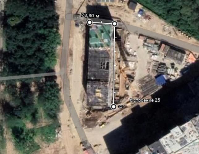 Рис. 1. Строящийся дом, используемый для расчётов, на местности. Источник: Google Maps