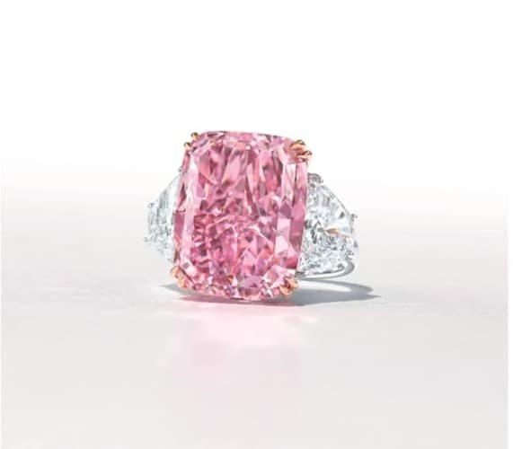 Рис. 3. Кольцо с пурпурно-розовым бриллиантом «Сакура». Источник: christies.com