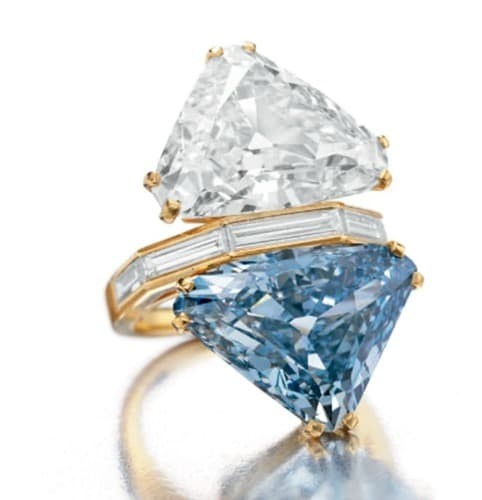 Рис. 4. Кольцо Bvlgari Blue с двумя цветными бриллиантами. Источник: christies.com