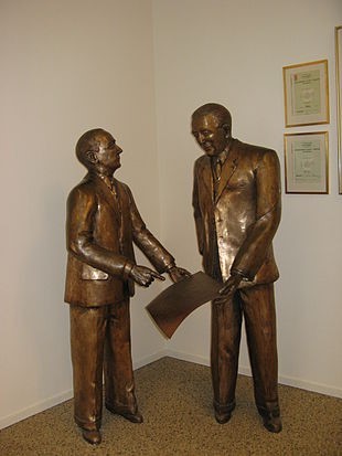 Рис. 8. Памятник Ларсону и Габриэльсону в музее Volvo в Гётеборге. Источник: https://en.m.wikipedia.org/wiki/Gustaf_Larson