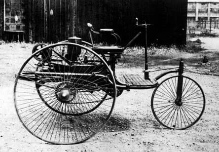 Рис. 4. Первый прототип Motorwagen. Источник: kolesa-ru.turbopages.org