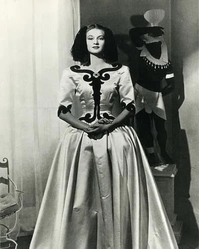 Рис. 2. Модель в платье C.Balenciaga из коллекции, посвящённой полотнам Веласкеса, 1939 г. Источник: www.vogue.ru/fashion/kto-est-kto-kristobal-balensiaga