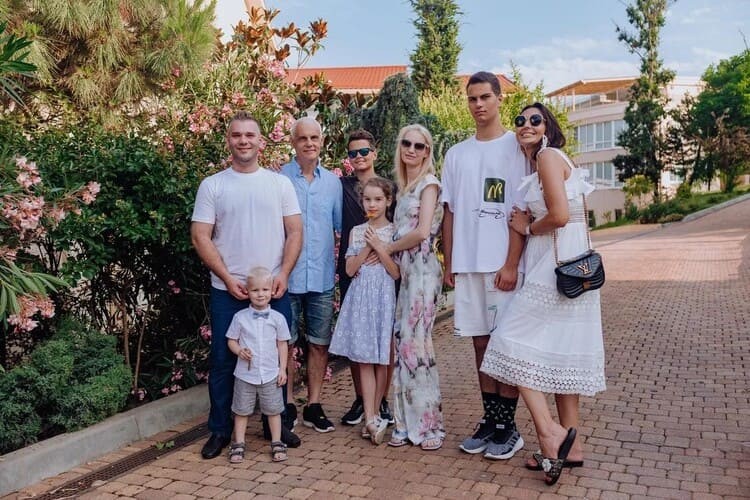 Левон Акопов с семьёй