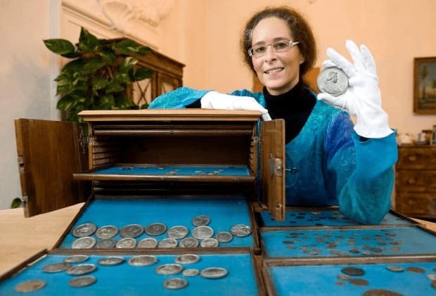 Рис. 4. Тани Хельс с обнаруженными ею монетами. Источник: http://mestoklada.ru/blog/news/1183.html