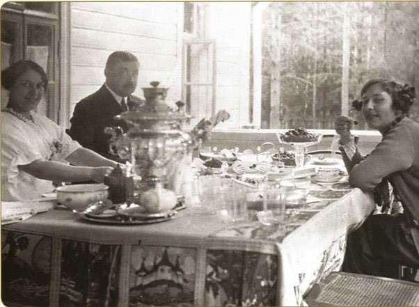 Рис. 3. Павел Бурышкин с женой Анной и сестрой (предположительно Надеждой)