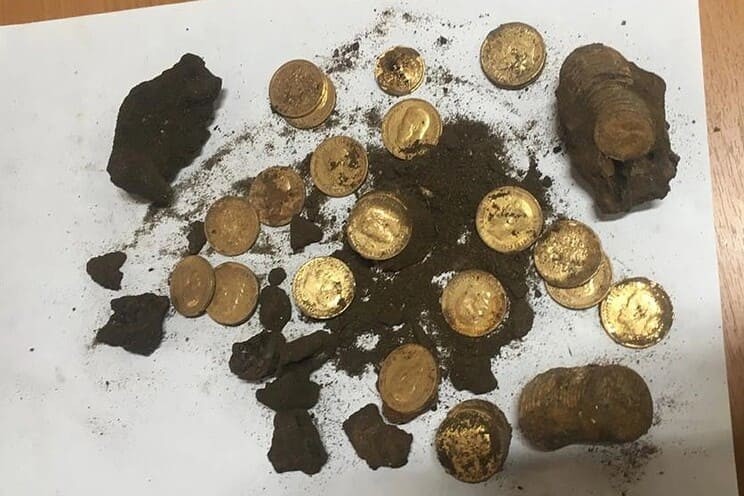 Рис. 5. Монеты, спрятанные во время революции. Источник: https://www.kp.ru/daily/26997/4058474/
