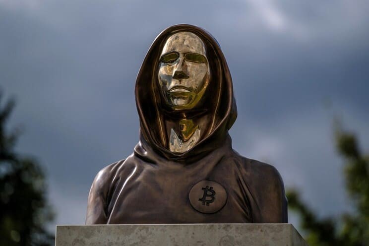 Рис. 7. Памятник Сатоши Накамото в Будапеште. Источник: https://www.zimbio.com/photos/Dorian+S.+Nakamoto/o3SWoHsvEOA/Statue+Honors+Bitcoin+Inventor+Satoshi+Nakamoto