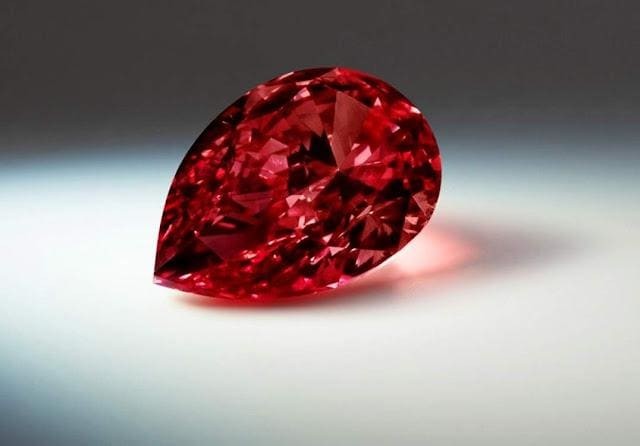 Рис. 1. Красный алмаз. Источник: geologyin.com