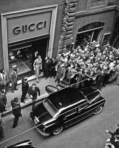 Рис. 4. Грейс Келли выходит из магазина Gucci в Риме. Источник https://www.vogue.ru/fashion/kto-est-kto-guchcho-guchchi