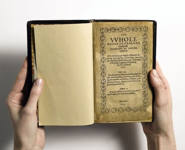 Рис. 5. Массачусетская книга псалмов (The Bay Psalm Book), 1640 г. Источник фото: latimes.com
