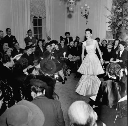 Рис. 4. Показ коллекции Dior, 1947 г. Источник фото: https://www.vogue.ru