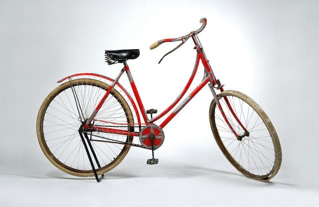 Рис. 9. Tiffany & Co. Silver Mounted lady`s bicycle. Источник фото: bonhams.com