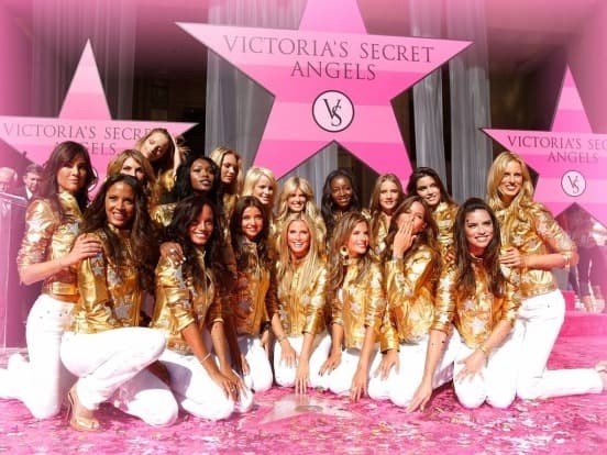 Рис. 4. «Ангелы Victoria’s Secret» на «Аллее славы». Источник фото: https://vev.ru